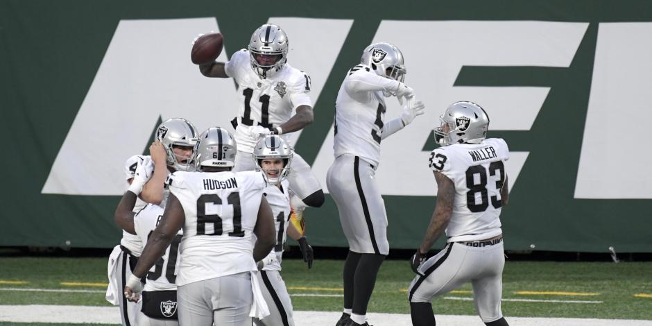 Jugadores de los Raiders festejan un touchdown contra Jets en la Semana 13 de la NFL.
