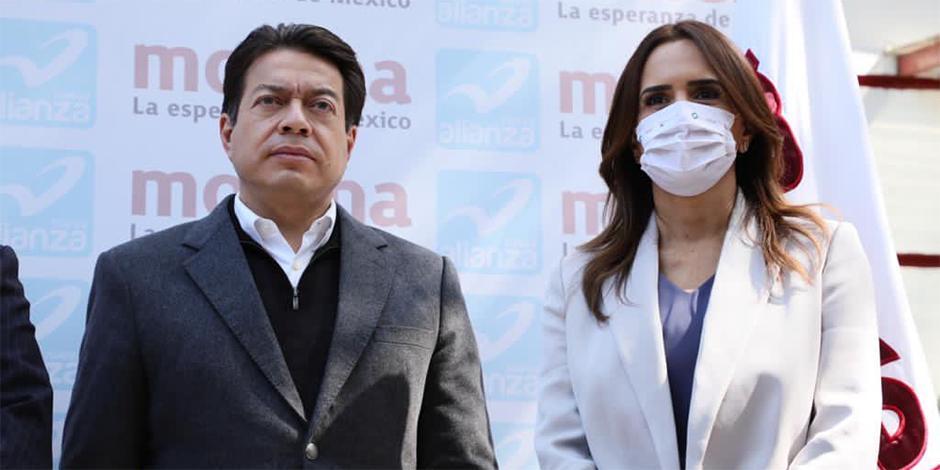 Clara Luz Flores, candidata de Morena a gubernatura de Nuevo León, con Mario Delgado.