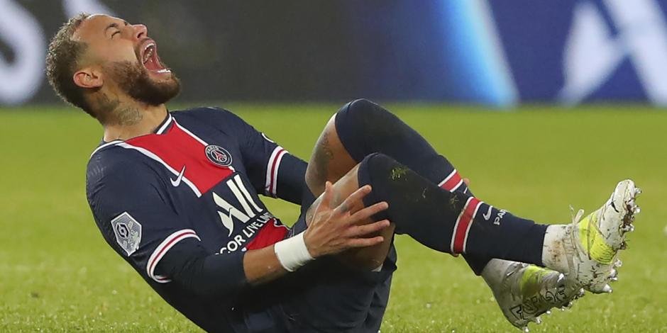 Neymar, en el césped, después de sufrir la lesión en el choque ante el Lyon.