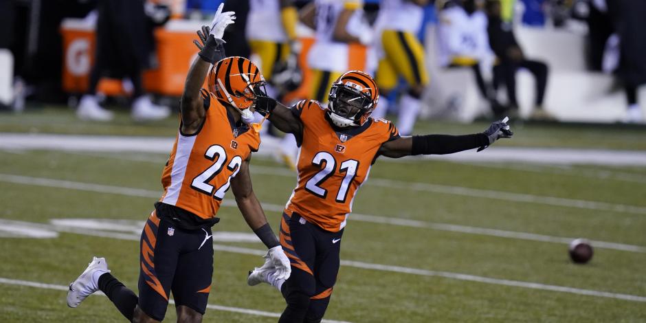 Jugadores de los Bengals celebran una jugada en su partido contra Steelers en la Semana 15 de la NFL.