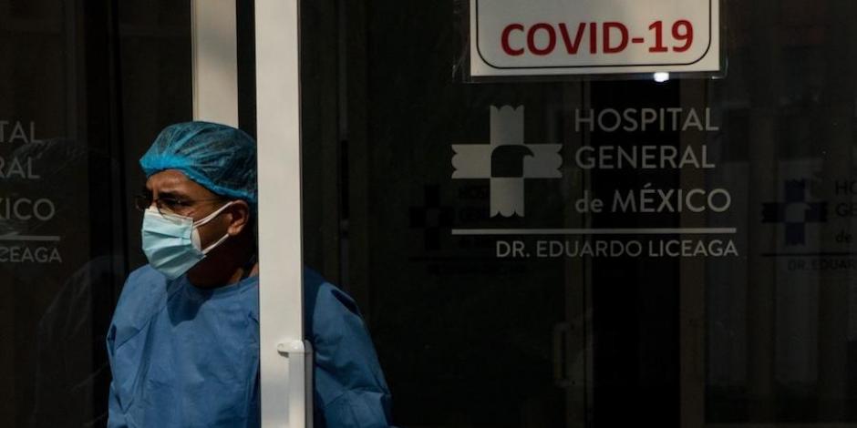 Un médico espera un nuevo ingreso por Covid-19, ayer, en el Hospital General.
