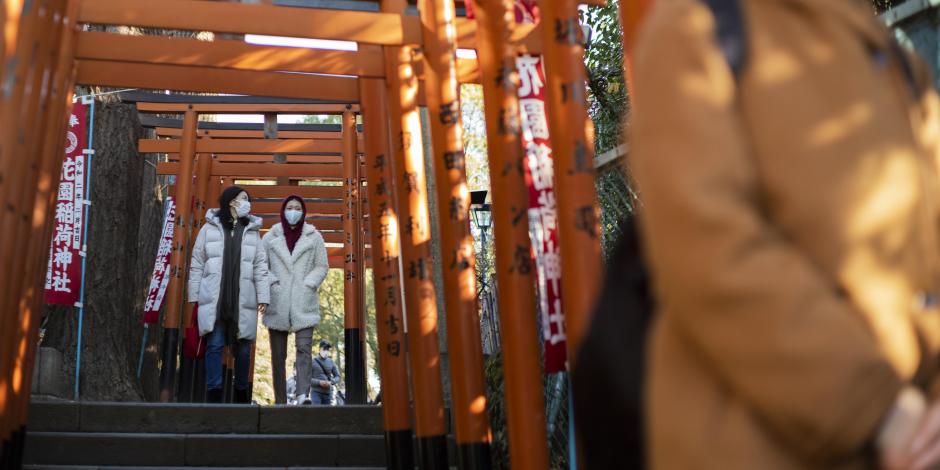 Con medidas sanitarias, Japoneses visitan un templo ubicado en Tokyo