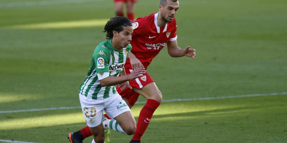 Diego Lainez disputa un balón en el Derbi ante el Sevilla.