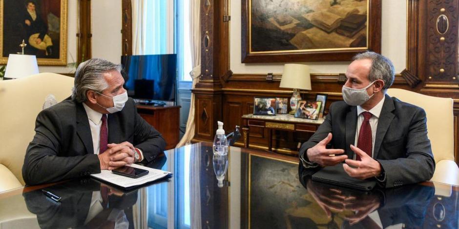 Hugo López-Gatell en conversación con el presidente argentino Alberto Fernández.
