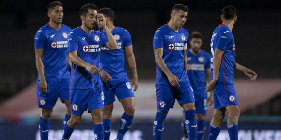 Jugadores de Cruz Azul se lamentan, tras la remontada de Pumas en las Semifinales del Guard1anes 2020.