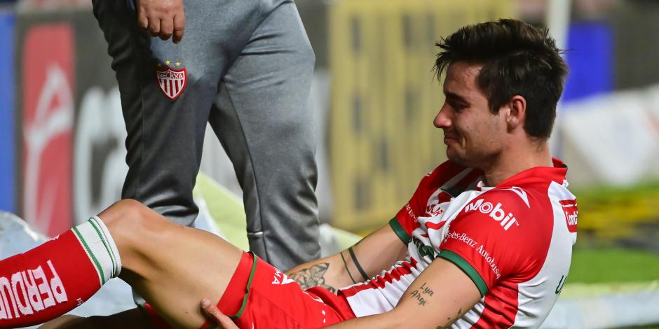 Unai Bilbao, momentos después de la lesión que sufrió en el partido inaugural de la Fecha 2 de la Liga MX.