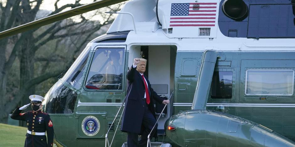 Presidente Donald Trump saluda al abordar el helicóptero Marine One en el jardín de la Casa Blanca, miércoles 20 de enero de 2021.