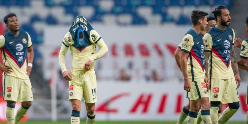 Futbolistas del América se lamentan después de su caída ante el Monterrey el sábado pasado.