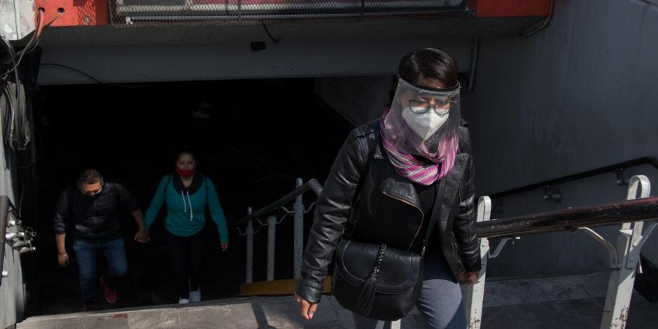 Usuarios salen de la estación Chapultepec de la línea 1 la cual comenzará a operar el próximo lunes 25 de enero