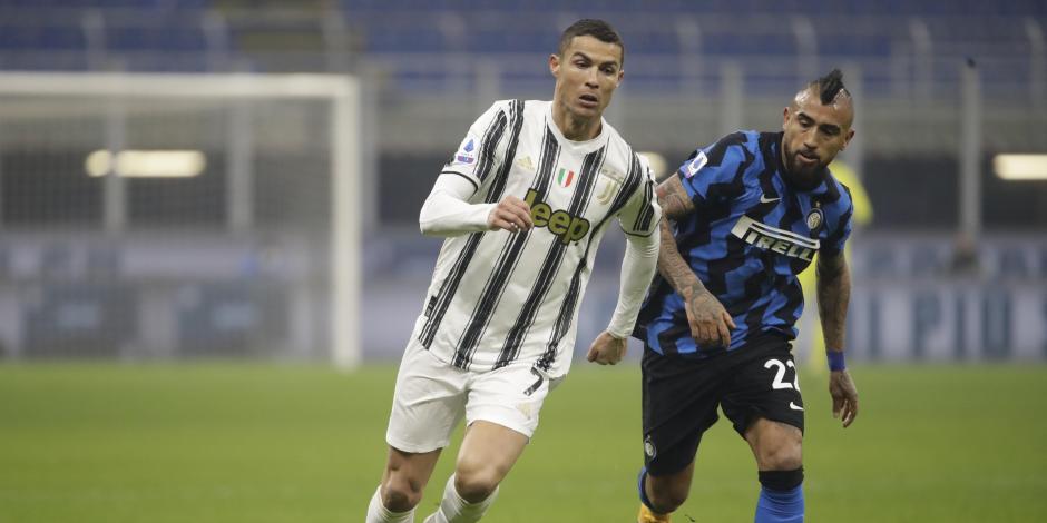 Cristiano Ronaldo conduce el esférico durante el duelo entre Juventus e Inter de Milán el pasado 17 de enero.