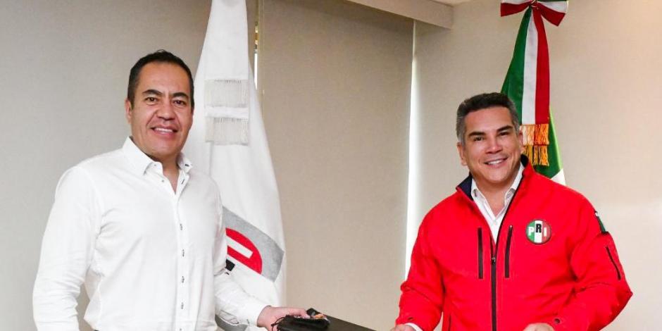 Carlos Herrera presenta su intención al dirigente nacional del tricolor, Alejandro Moreno.