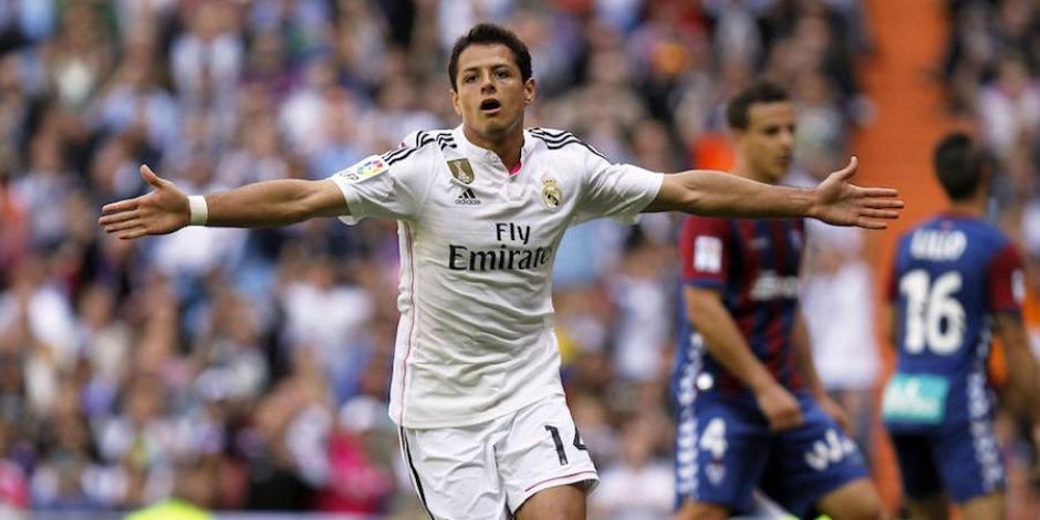 El jugador mexicano disputando un partido con la camiseta del Real Madrid