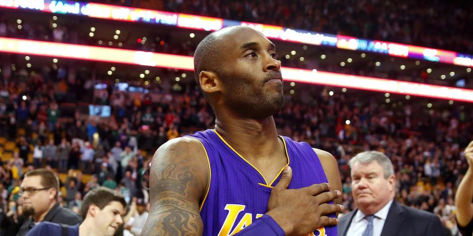 Kobe Bryant luego de una victoria de los Lakers de Los Ángeles en un partido de la NBA en Boston en diciembre de 2015.
