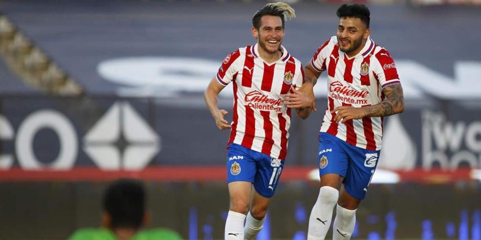 Jesús Angulo y Alexis Vega festejan un gol de Chivas contra FC Juárez en el pasado torneo de la Liga MX.