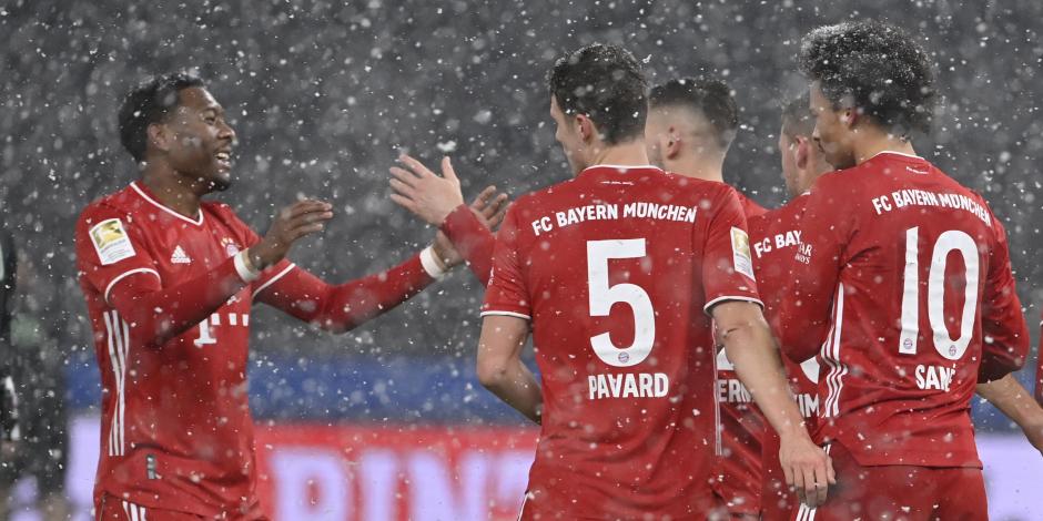 Jugadores del Bayern Múnich festejan un gol contra el Hertha Berlín en su último juego de la Bundesliga antes de su participación en el Mundial de Clubes.