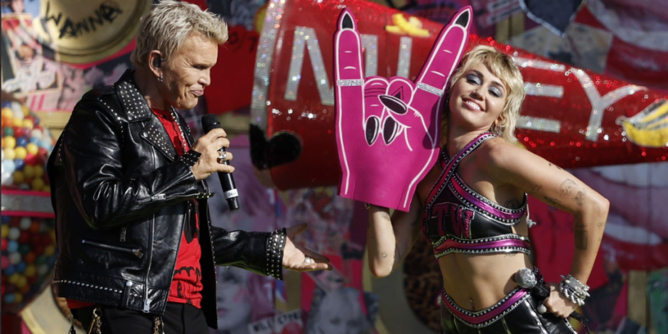 Billy Idol y Miley Cyrus, durante el espectáculo previo al show de medio tiempo del Super Bowl 2021.