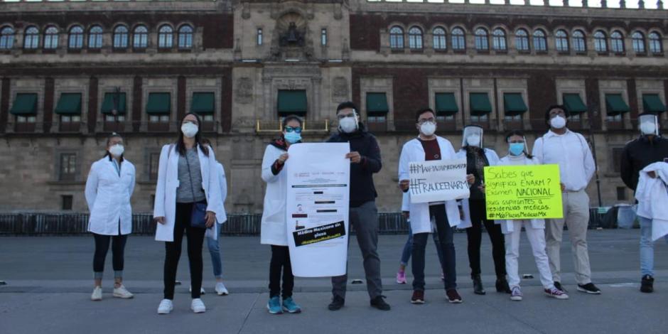 Los médicos exigen una plaza en México.