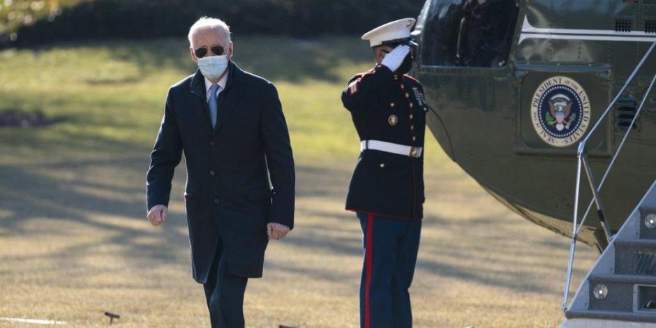 El presidente de Estados Unidos, Joe Biden, camina por los jardines de la Casa Blanca.
