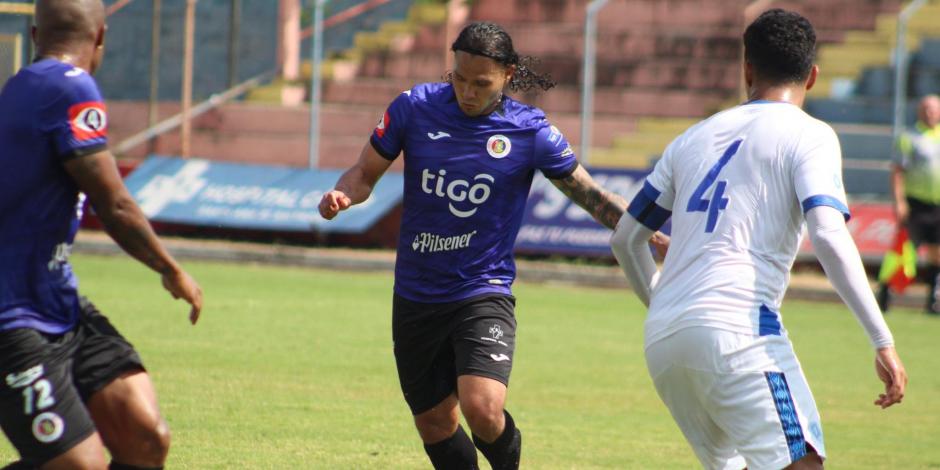 "Gullit" Peña debutó con golazo en el futbol de El Salvador