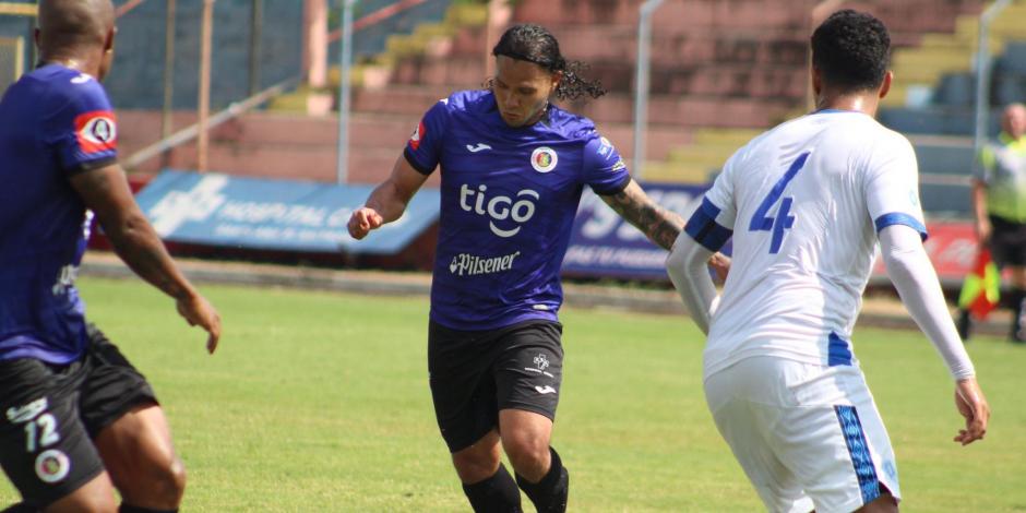 Carlos "Gullit" Peña durante un partido con el FAS de El Salvador.