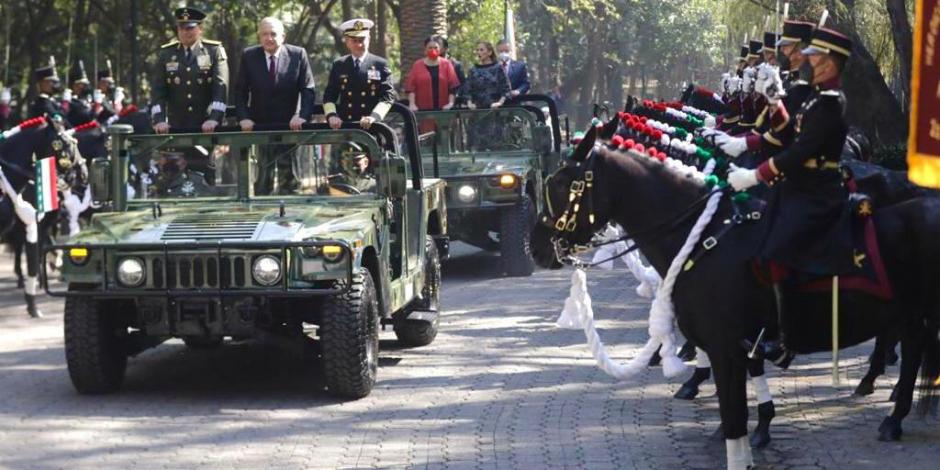 El Presidente, ayer flanqueado por los secretarios de Defensa y Marina, en el recorrido que conmemora la Marcha de la Lealtad.