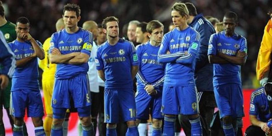 Jugadores del Chelsea se lamentan después de perder la Final del Mundial de Clubes en 2012 frente al Corinthians.