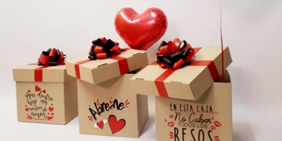 Existen muchas opciones para decorar una caja de madera para entregar regalos el 14 de febrero