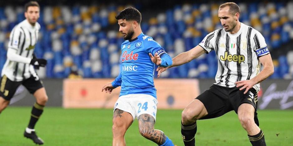 Una acción del duelo entre Napoli y Juventus en la Serie A