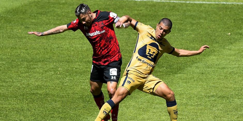 Una acción del duelo entre Pumas y Toluca de la Liga MX