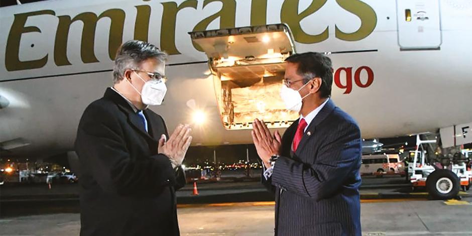 El titular de la Secretaría de Relaciones Exteriores, Marcelo Ebrard (izquierda), con Manpreet Vohra, embajador de la India en México, al recibir el cargamento de AstraZeneca, ayer.