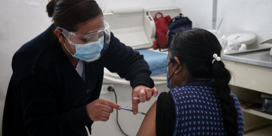 Se ha vacunado contra COVID-19 a un millón 295 mil 940 adultos mayores en menos de un mes en México, destacan autoridades.