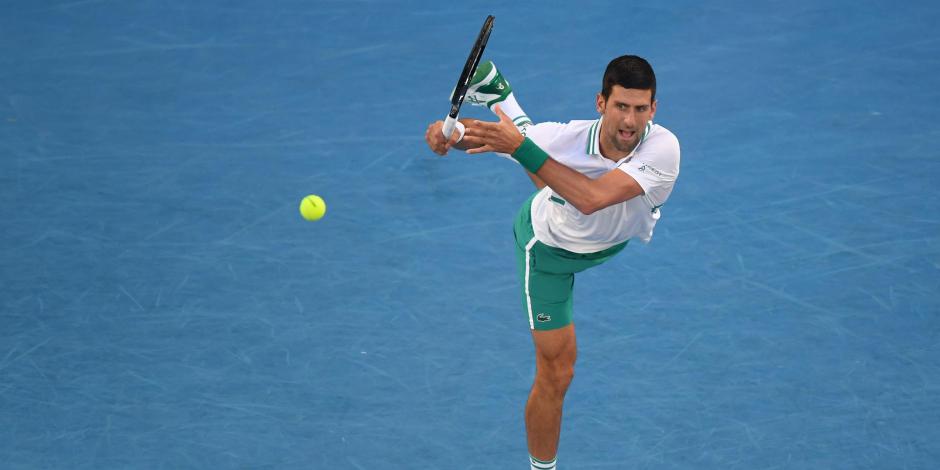 Novak Djokovic durante su partido contra Aslan Karatsev.