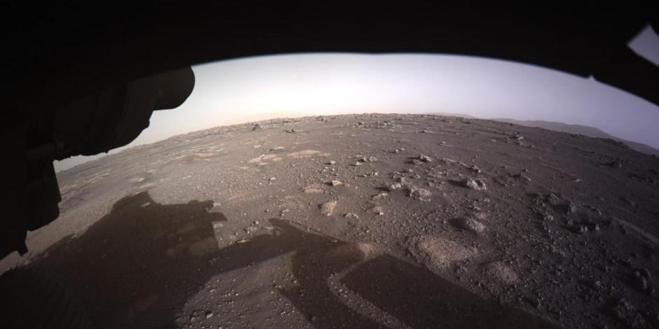 Primera imagen a color lanzada por Perseverance en de la superficie de Marte