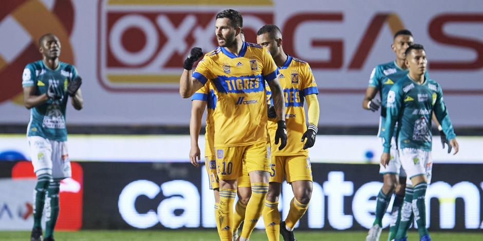 Gignac celebra un gol de Tigres en el Torneo Guard1anes 2021 de la Liga MX.