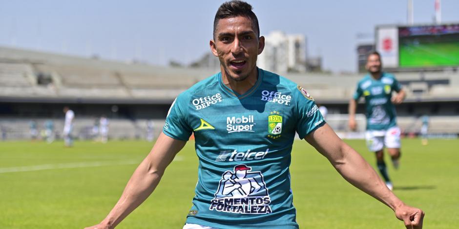 Ángel Mena, del León, celebra una anotación en el duelo ante Pumas de la Liga MX