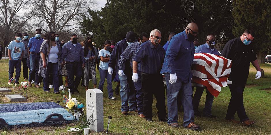 Una multitud se reúne para un entierro en el cementerio de San Felipe, Texas, ayer.