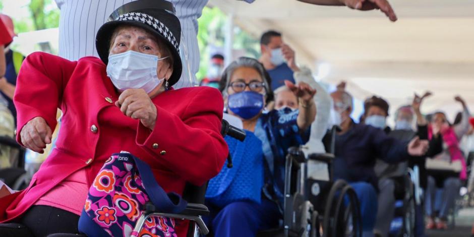 Varios adultos mayores acuden a ser vacunado contra COVID-19 en la Ciudad de México..