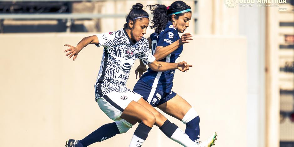 Una acción del duelo entre América y Pumas de la Liga MX Femenil