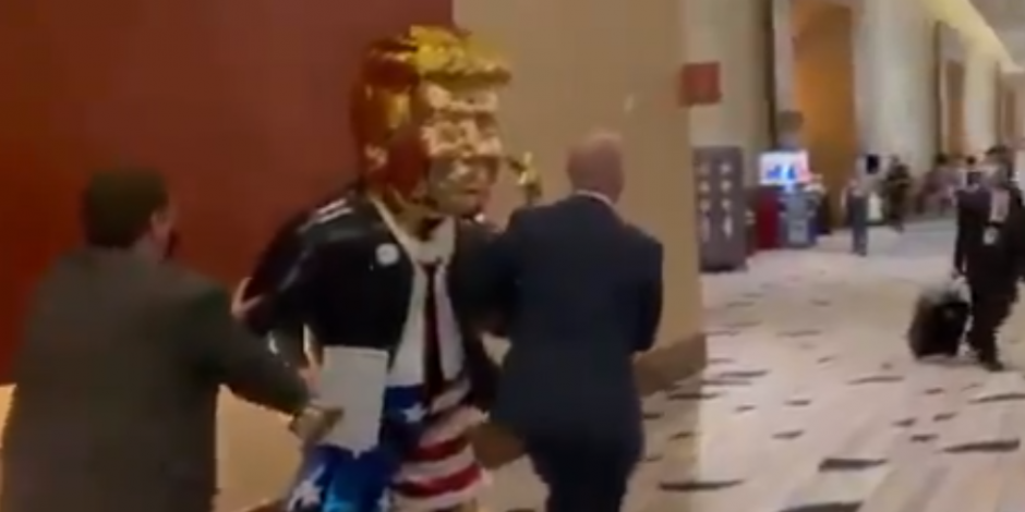 Estatua dorada de Donald Trump es develada en plena Conferencia de Acción Política Conservadora