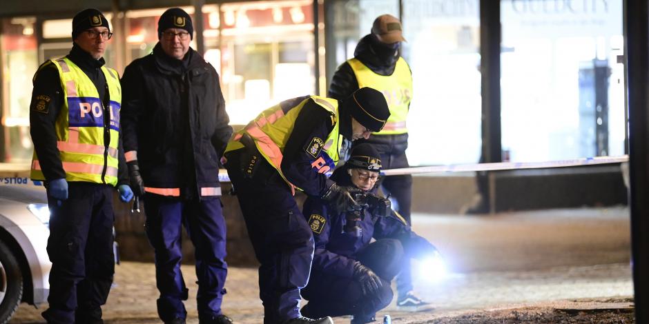 Policías revisan una zona en la que varias personas fueron atacadas en Vetlanda, Suecia.