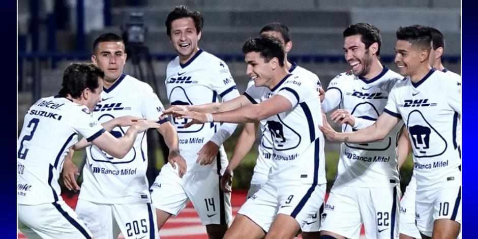 Jugadores de Pumas celebran el gol con el que superaron a Santos en Ciudad Universitaria.