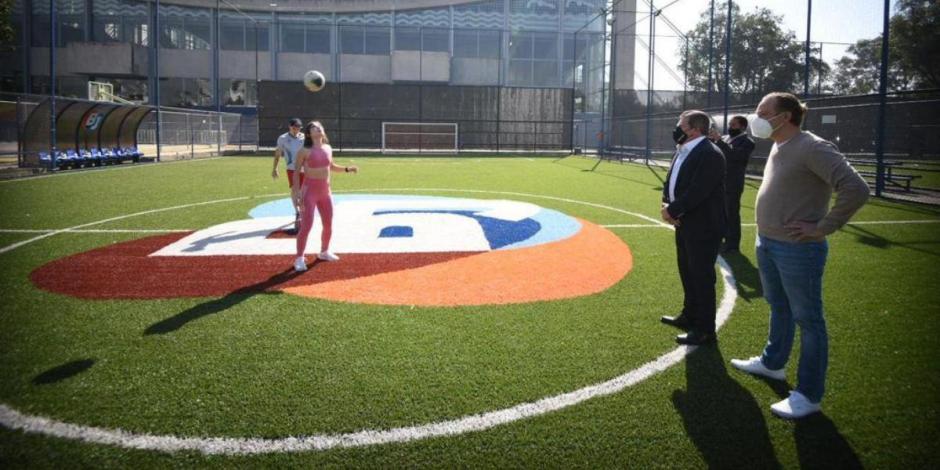 Santiago Taboada, alcalde de Benito Juárez, recuperó las canchas de futbol de la Alberca Olímpica y las transformó en un espacio digno.