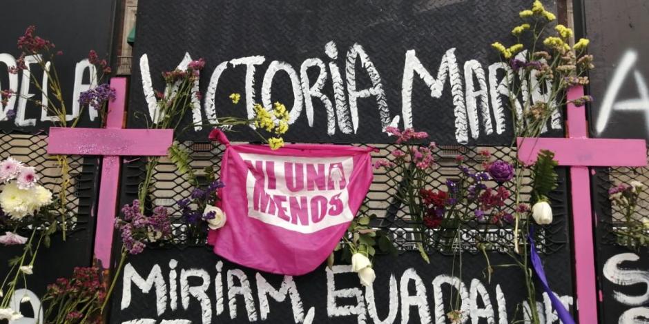El el marco del Día Internacional de la Mujer, la valla que rodea Palacio Nacional fue cubierta con flores, cruces y nombres de mujeres que han sido víctimas de feminicidio