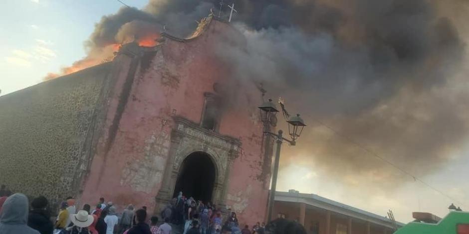 Un incendio consumió gran parte de la iglesia de Santiago Apóstol, en Nurio, municipio de Paracho, Michoacán.