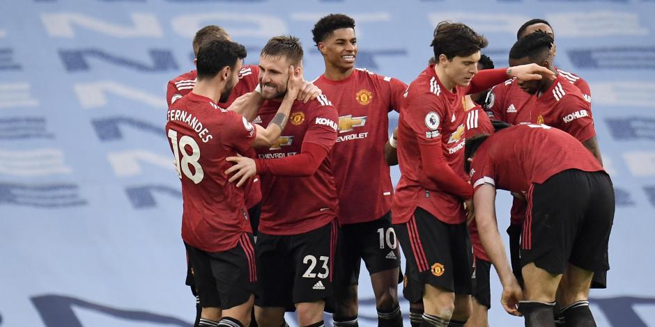 Jugadores del Manchester United celebran un gol contra el Manchester City en la Premier League.