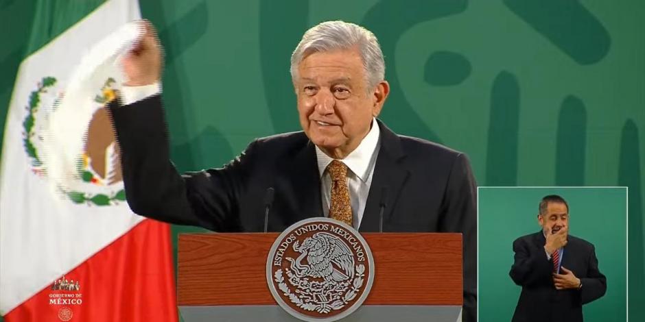 Durante la conferencia matutina, el presidente Andrés Manuel López Obrador (AMLO) sacó un pañuelo blanco.