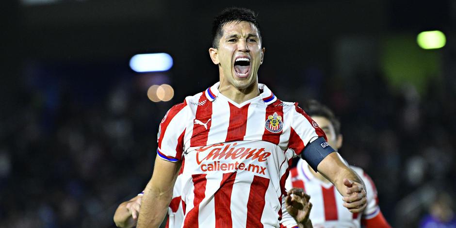 Jesús Molina celebra el gol de Chivas en el empate 1-1 ante Mazatlán FC en la Fecha 10 de la Liga MX.