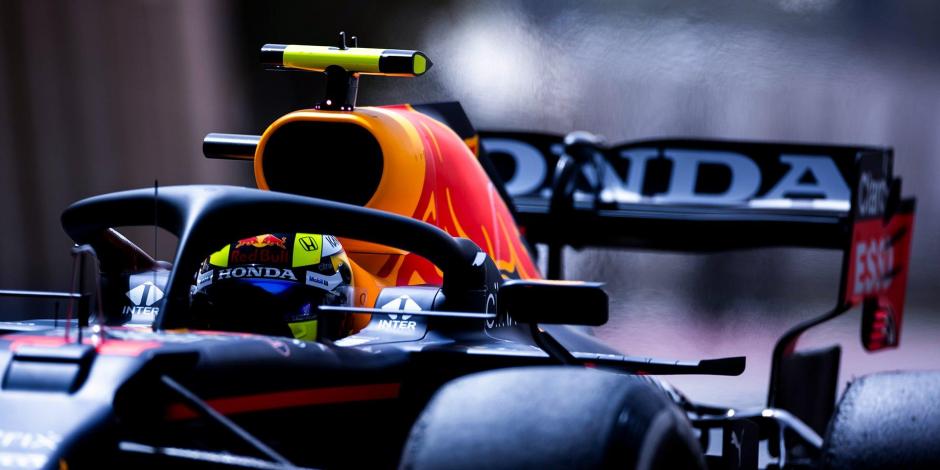 Checo Pérez a bordo del RB16B, el nuevo monoplaza de Red Bull para la próxima temporada de F1.