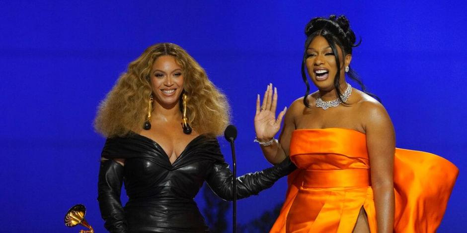 Beyoncé y Megan Thee Stallion al recibir el Grammy a Mejor Canción de Rap
