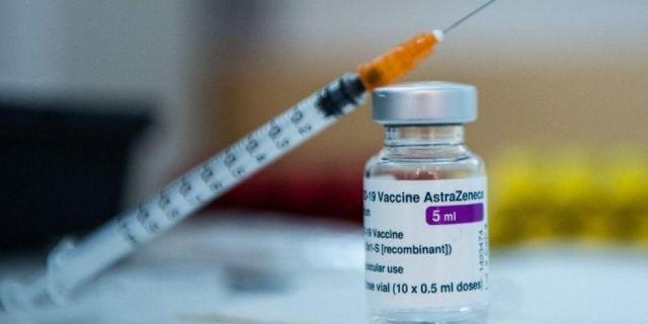 Especialistas de EMA señalaron que la vacuna de AstraZeneca debe incluir en su descripción que puede registrarse casos de personas con trombos.